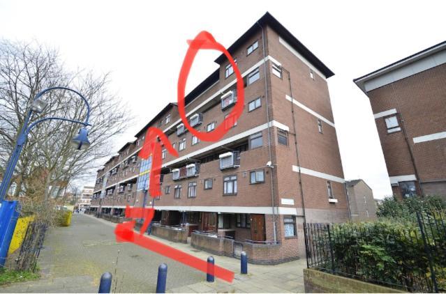 Large With Balcony Overlooking Londra