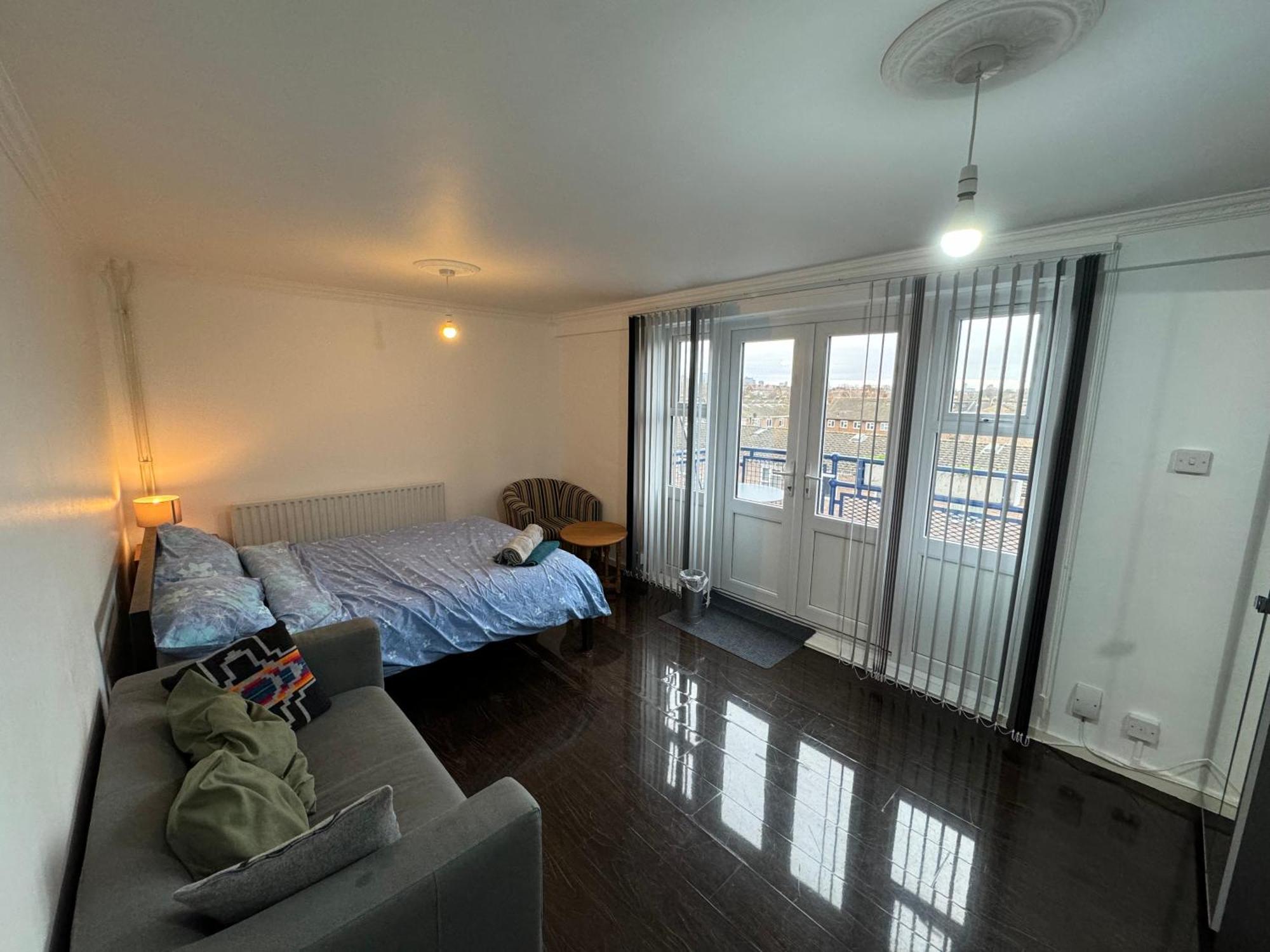 Pensiune Large With Balcony Overlooking Londra