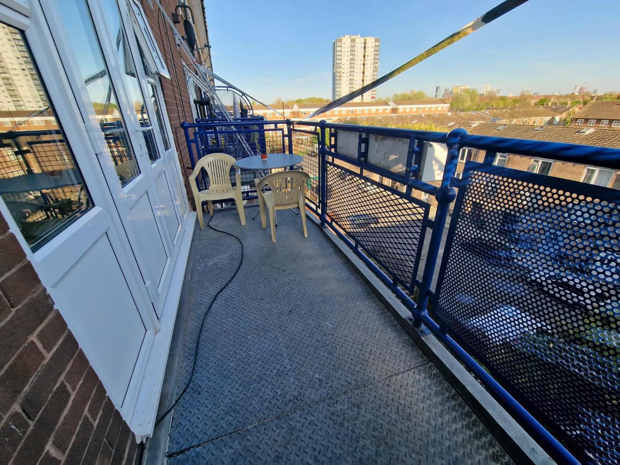 Large With Balcony Overlooking Pensiune Londra